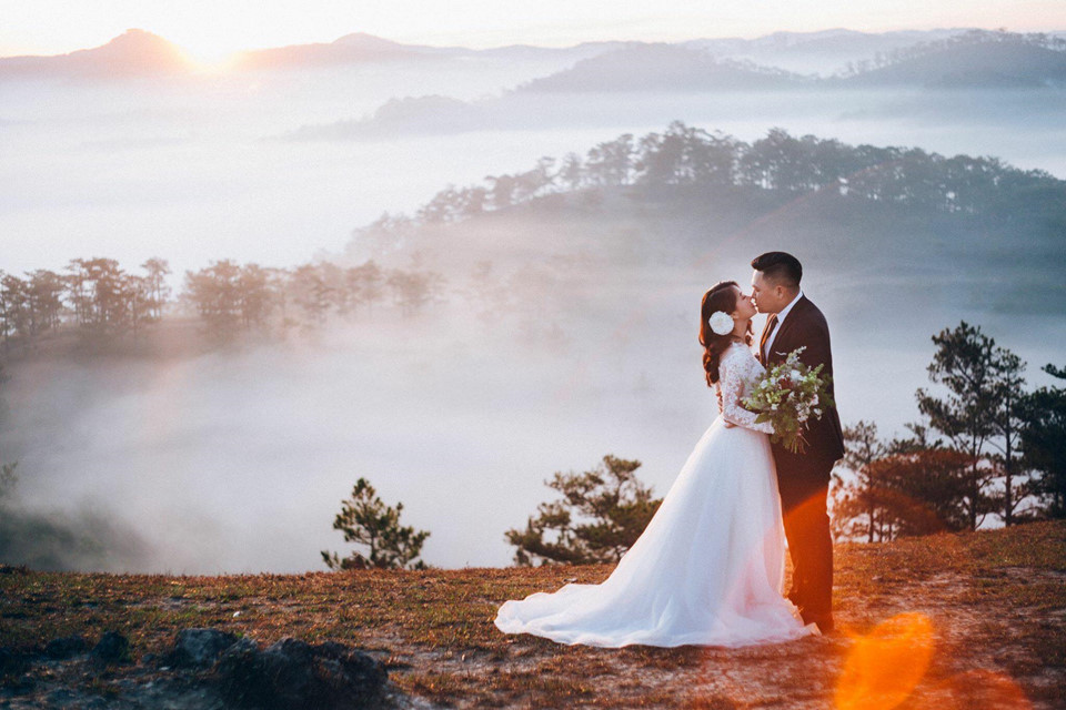 Bộ ảnh cưới đôi trẻ chị ơi, anh yêu em chênh nhau 50 kg và 30 cm